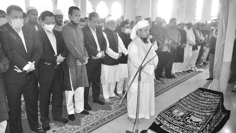 The namaz-e-janaza of Awami League Advisory Council Member and former lawmaker Joynal Hazari at the Baitul Mukarram National Mosque in the city on Tuesday. 	photo: observer