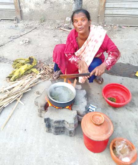 Rashida Begum, a homeless woman from Mohipur Village, in Kalapara Upazila in Patuakhali district (in southern part of Bangladesh), is seen cooking just besides capital�s Shapla Chattar, who was thrown out by her husband after her uterus removal. Later she migrated to the city for her livelihood.	PHOTO: OBSERVER