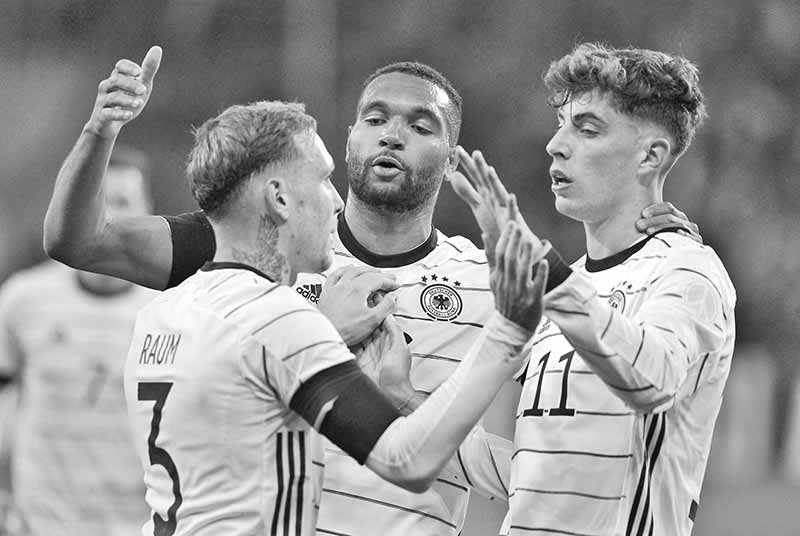 Germany's midfielder Kai Havertz (L) celebrates scoring the opening goal with his team mates during the friendly football match Germany vs Israel in Sinsheim, Germany, on March 26, 2022.	photo: AFP 