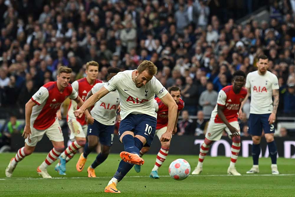 Tottenham Hotspur's English striker Harry Kane (C) scores the opening goal from the penalty spot during the English Premier League football match between Tottenham Hotspur and Arsenal at Tottenham Hotspur Stadium in London, on May 12, 2022.	photo: AFP 