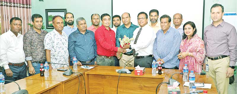 Inter Services Public Relation (ISPR) Directorate Director Lt. Col Abdullah Ibne Jayed exchanges views with the newly elected leaders of the Defence Journalists Association, Bangladesh (DJAB) at ISPR office in Dhaka Cantonment on Thursday May (12, 2022).	photo: iSPR