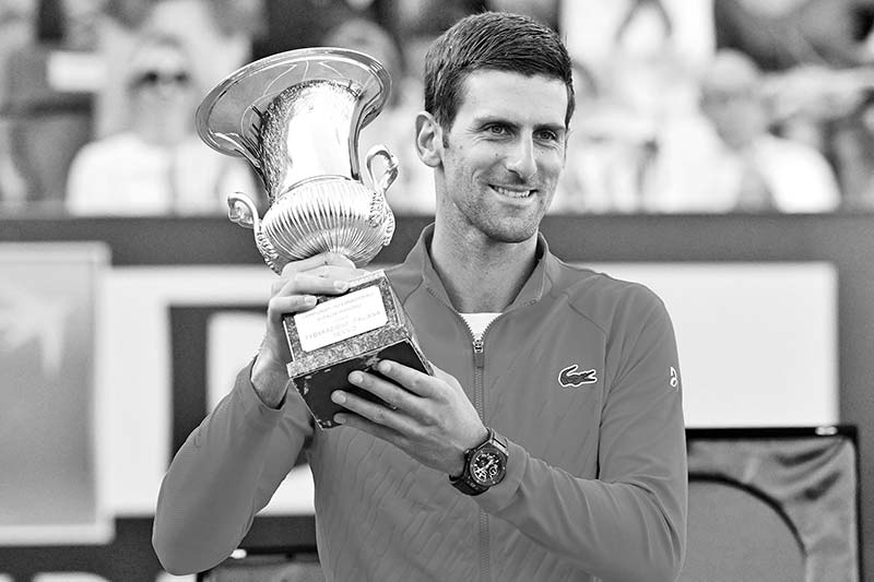 Serbia's Novak Djokovic holds the winner's trophy after winning the final match of the Men's ATP Rome Open tennis tournament against Greece's Stefanos Tsitsipas on May 15, 2022 at Foro Italico in Rome.	photo: AFP 