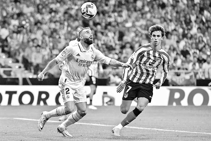 Real Madrid's Spanish defender Dani Carvajal (L) vies with Atletico Madrid's Portuguese forward Joao Felix during the Spanish League football match between Club Atletico de Madrid and Real Madrid CF at the Wanda Metropolitano stadium in Madrid on September 18, 2022.	photo: AFP 