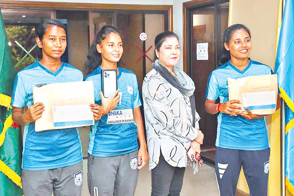 SAFF champions Krishna, Sanjida and Shamsunnahar with Mahfuza Akhter Kiron, Chairman of BFF women's wing, after getting compensation for luggage tampering on Saturday.	photo : UNB