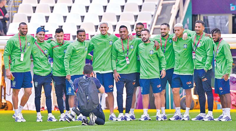 Brazil's players pose for a photograph during a stadium familiarisation at the Lusail Stadium in Lusail, north of Doha, on November 21, 2022 during the Qatar 2022 World Cup football tournament.	photo: AFP 