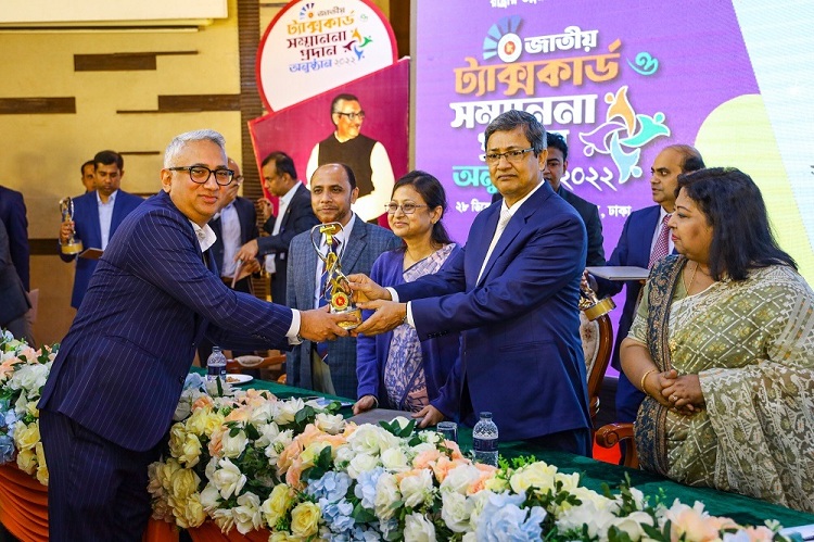 Yasir Azman, CEO of Grameenphone, receives the highest taxpayer award from  National Board of Revenue (NBR) Chairman Abu Hena Md. Rahmatul Muneem in Dhaka on Wednesday (December 28, 2022)