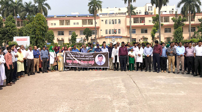 Physicians stage demonstration in front Rajshahi Medical College Hospital in the city on Saturday, demanding arrest of those involved in killing of their fellow Dr Golam Kazi Ali Ahmed on October 29. 