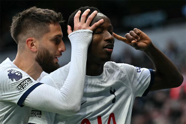 Arsenal falter once more at Fulham, Tottenham Spurs close on top four