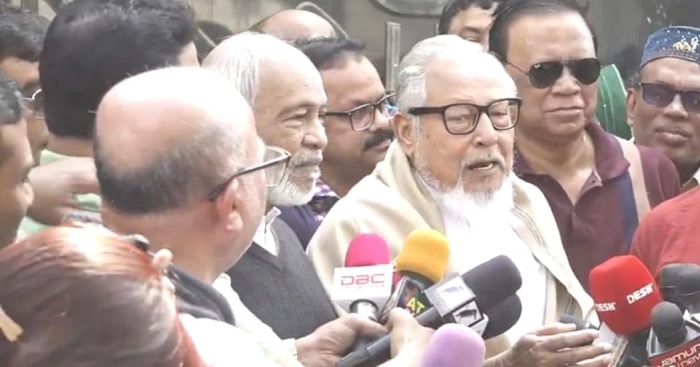  BNP senior leader Nazrul Islam Khan talks to reporters after paying homage to the party's founder Ziaur Rahman by placing wreaths at his grave, marking his 88th birth anniversary on Friday. 