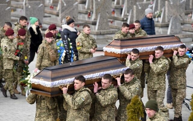 Servicemen carry the coffins of troops killed during Russia's invasion of Ukraine, at Lychakiv cemetery in the western Ukrainian city of Lviv, on March 9, 2022. (PHOTO:AFP)