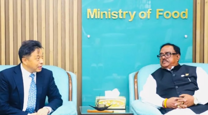 Dr Jiaoqun Shi, FAO representative in Bangladesh, paid a courtesy call on Food Minister Sadhan Chandra Majumder at his secretariat office in Dhaka on Thursday (14 March). PHOTO: UNB