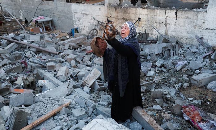 A Palestinian woman stands amidst rubble at the site of an Israeli strike amid the ongoing conflict between Israel and Palestinian Islamist group Hamas, in Rafah in the southern Gaza Strip February 3, 2024. REUTERS/Ibraheem Abu Mustafa/File Photo 