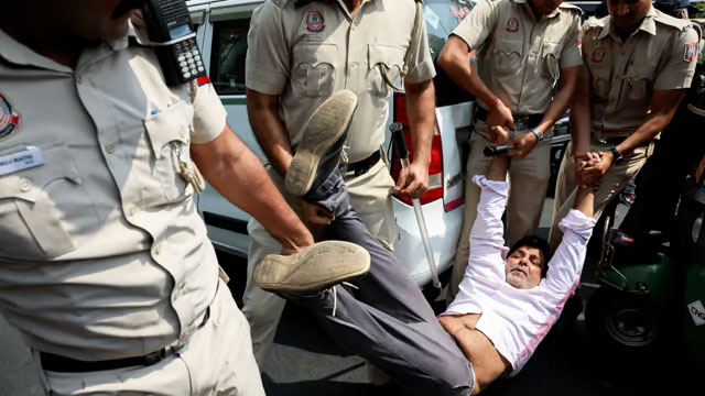 Police detain a supporter of the Aam Aadmi Party (AAP) during a protest after the party's main leader and Delhi Chief Minister Arvind Kejriwal was arrested by the the Enforcement Directorate (ED), India's financial crime agency, in New Delhi, India March 22, 2024. Photo: REUTERS/Sharafat Ali