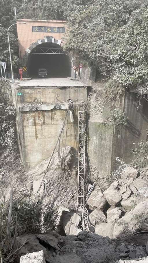 Part of the road leading to the Qingshui Tunnel has collapsed. 