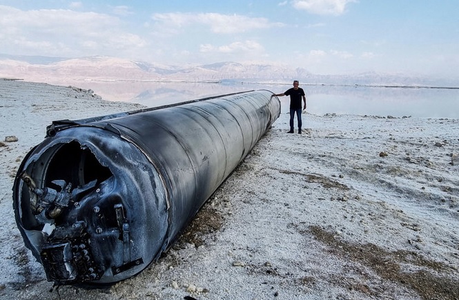 A ballistic missile lies on the shore of the Dead Sea after Iran launched drones and missiles towards Israel late on April 13, 2024. (REUTERS/File Photo)