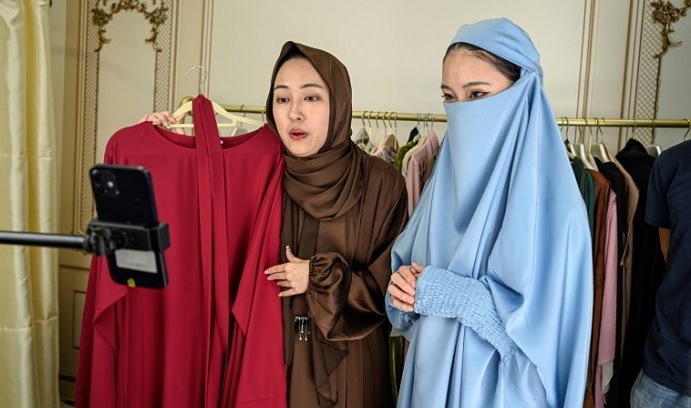 Chinese students at an e-commerce school rehearse selling hijabs and abayas into a smartphone. PHOTO: AFP