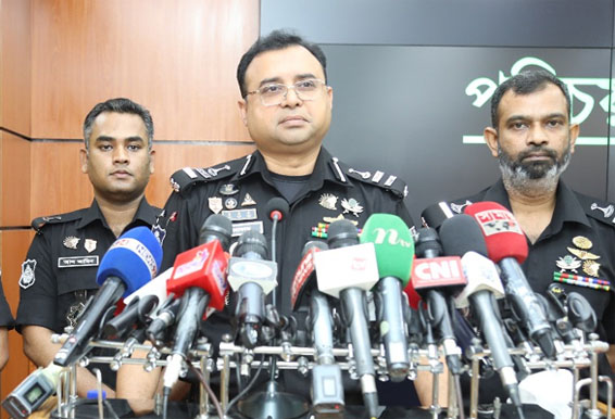 Arafat Islam, Director (legal and media wing) of RAB, (2nd from left) speaks at a press conference at RAB media centre in Karwan Bazar in the capital on Sunday. Photo: Collected  