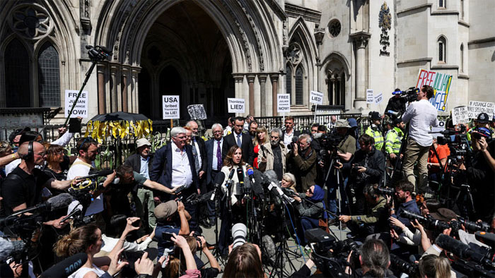 Stella Assange, wife of the WikiLeaks founder Julian Assange, speaks to the press outside of the High Court, after the verdict on the day of an extradition hearing of Julian Assange, in London, Britain, May 20, 2024. Photo: Reuters/Hollie Adams