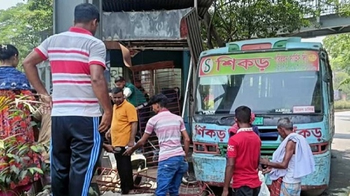 A minibus belonging to 'Shikar Paribahan' ploughed through a traffic police box at Matsya Bhaban area in the capital on Friday, leaving a sub-inspector injured.