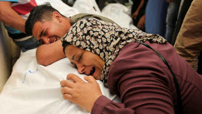 Mourners react next to the bodies of Palestinians, killed in Israeli strikes due to a military operation in Rafah, amid the Israel-Hamas conflict, during their funeral in Khan Younis, in the southern Gaza Strip, June 18, 2024. Photo: REUTERS/Hatem Khaled