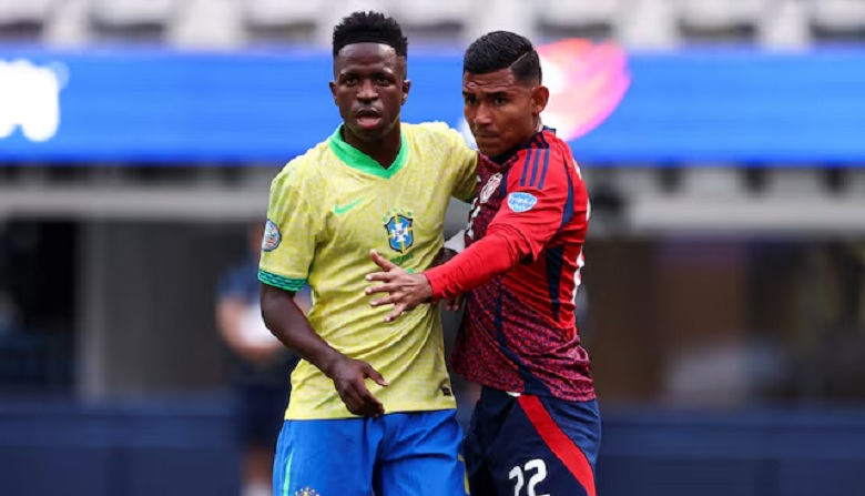 Brazil forward Vinícius Júnior (7) and Costa Rica defender Haxzel Quiros Cruz (22) prepare for a corner kick during the first half of a match at SoFi Stadium. Photo: Reuters