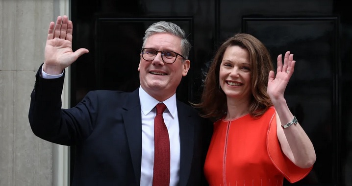 Keir Starmer outside No 10 Downing Street with his wife, Victoria, after delivering his first speech as PM. (Getty)