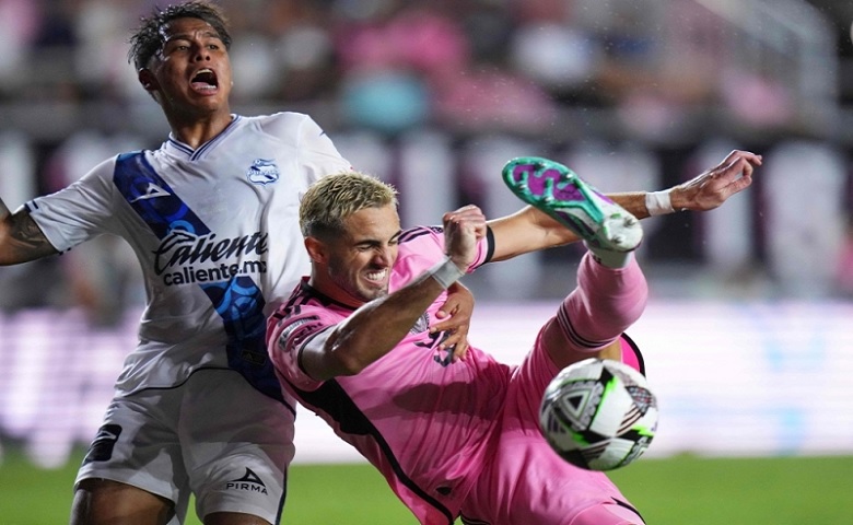 Leonardo Campana (right) of Inter Miami CF shoots the ball against Efrain Orona of Puebla in the second half during the Leagues Cup 2024 match between Inter Miami CF and Puebla at Chase Stadium on July 27, 2024 in Fort Lauderdale, Florida. Photo: AFP