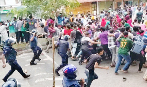 Police are seen charging batons on students in Thakurgaon municipality gate area to disperse them. 