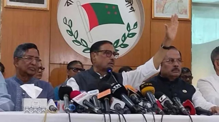 Awami League general secretary Obaidul Quader tries to pacify former angry Bangladesh Chhatra League (BCL) leaders at the party's central office at Bangabandhu Avenue in the capital on Wednesday