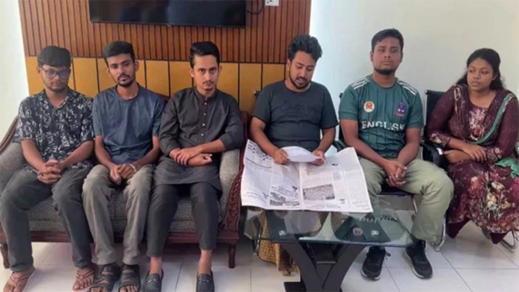 Nahid Islam, one of the key coordinators of the Quota Reform Movement, reads out a statement from DB headquarters in the capital on July 28. Photo: Collected 