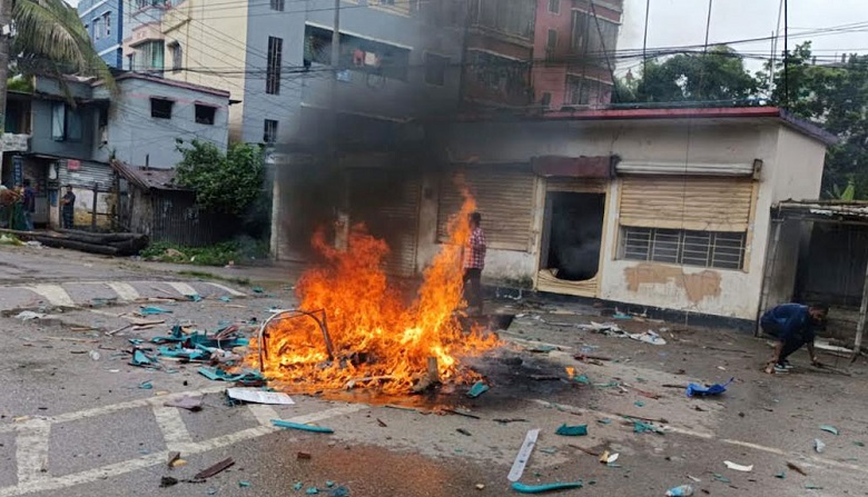 Protesters torched some tires on the road of Barishal. Photo: Collected