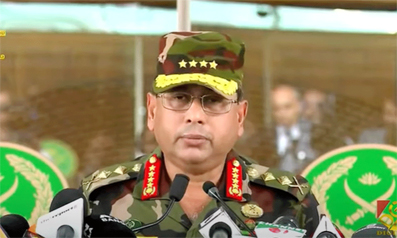 Army Chief General Waker-Uz-Zaman speaks at a press conference on interim government at the army headquarters in the capital on Wednesday afternoon. Photo: Collected 