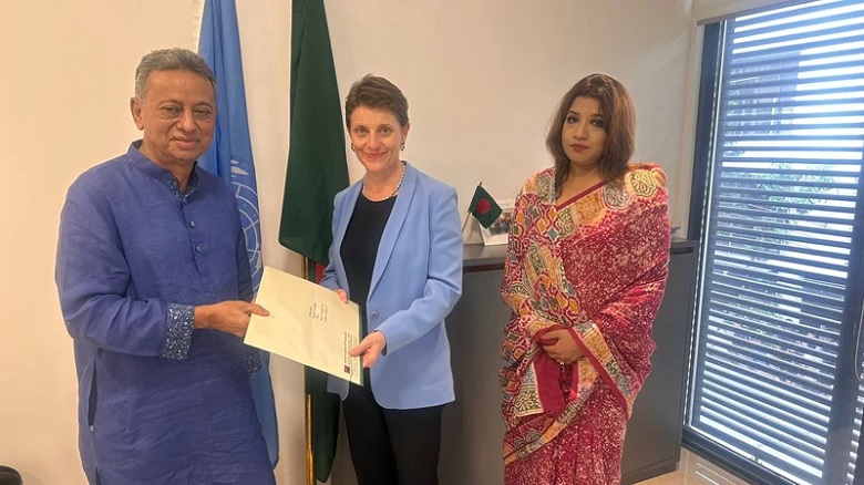 Amir Khosru Mahmud Chowdhury (L) and Shama Obaid (R) are submitting the letter to Gwyn Lewis (in middle). Photo: Collected