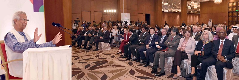 Chief Adviser Professor Dr Muhammad Yunus briefs diplomats at a hotel in Dhaka on Sunday (August 18)