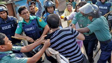 The photo taken on July 6, 2011 shows police official Harun or Rashid attacks the BNP leader Zainul Abdin Farroque in front of the parliament building of the capital. File Photo: Collected