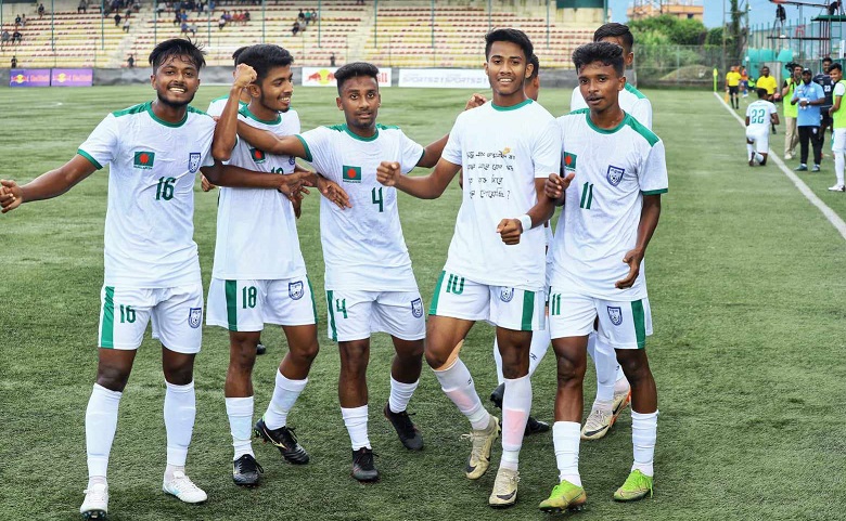 Bangladesh football team's number 10, Mirajul Islam along with others pay tribute to the martyrs of student protest with a goal against Sri Lanka during Saff U-20 Championship in Nepal. Photo: Collected