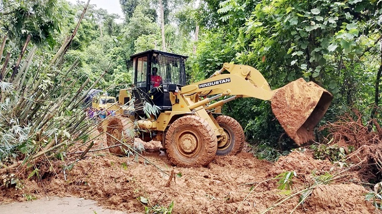 The authority concern seen attempting to clear the blocked road. Photo: Observer