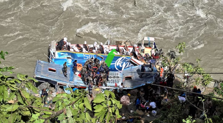  Security force personnel work to rescue injured passengers after a bus carrying Indian passengers traveling to Kathmandu from Pokhara plunged into a river in Tanahun District, Gandaki Province, Nepal August 23, 2024. REUTERS