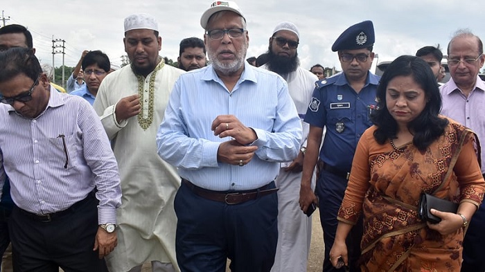  Power, Energy and Mineral Resources Adviser Muhammad Fouzul Kabir Khan visits a 35-megawatt solar Spectra Solar Power Plant set up by a private company near Paturia Ghat in Shibalaya upazila of Manikganj district on Saturday.