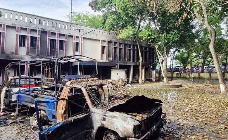 Protesters vandalised Enayetpur Police Station and torched the vehicles in front of it. Photo: Observer