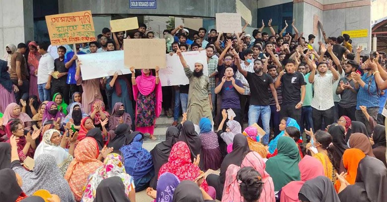 RMG workers from Ashulia and Savar have blocked roads demanding higher tiffin allowances, attendance bonuses, a 10% annual increment, and earned leave (EL) for all staff. Photo: Observer