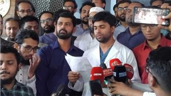 Abdul Ahad, resident surgeon of Department of Neurosurgery at DMCH, reads a statement at a press conference held in front of the hospital's administrative building in Dhaka on Monday afternoon. Photo: Collected 