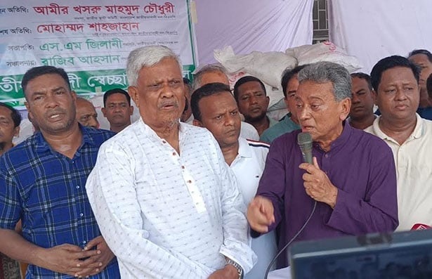 BNP Standing Committee member Amir Khasru Mahmud Chowdhury speaks at a relief distributing programme among flood affected people at Noakhali Sadar upazila on Wednesday.