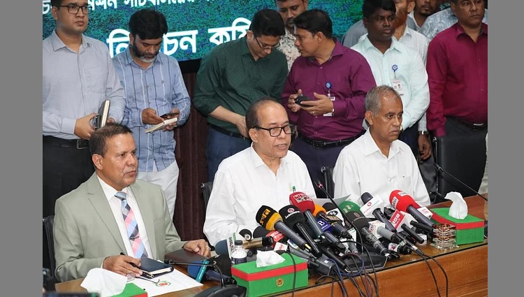 Outgoing Chief Election Commissioner (CEC) Kazi Habibul Awal addresses  a press conference at the Nirbachan Bhaban in the city's Agargaon area on Thursday (September 5).