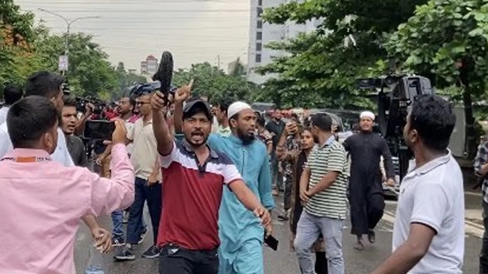 Angry people hurl shoes on the cars of outgoing election commissioners Begum Rashida Sultana and Md Anisur Rahman at Nirbachan Bhaban on Thursday. 