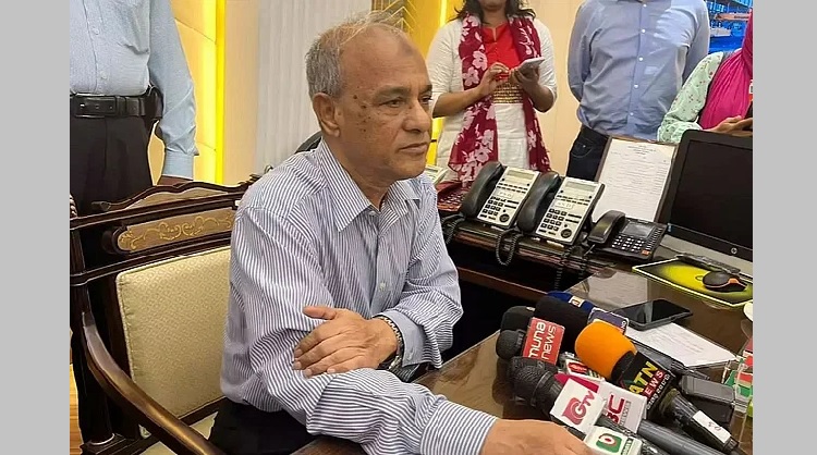 Home Affairs Adviser Lt Gen (Retd) Mohammad Jahangir Alam Chowdhury talking to reporters after a meeting with police officers under Dhaka Metropolitan Police at the DMP Headquarters at Ramna in the capital on Thursday  