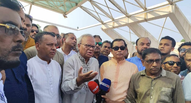  BNP's Senior Joint Secretary Ruhul Kabir Rizvi speaks to reporters at the grave of BNP founder Ziaur Rahman in Dhaka on Friday