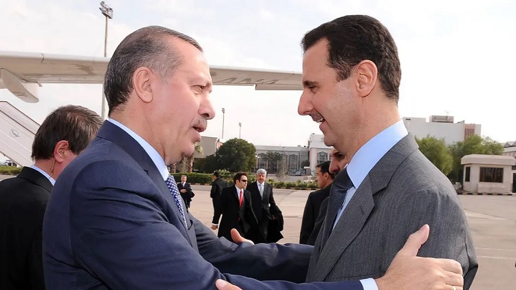 FILE PHOTO: Syria's President Bashar al-Assad (R) welcomes Turkey's Prime Minister Tayyip Erdogan at Damascus airport January 17, 2011. (Reuters/SANA)