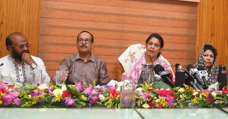  Syeda Rizwana Hasan, Adviser to the Ministry of Environment, Forest, and Climate Change, speaks at a discussion at the office of the Mohammadpur Town Hall Market Traders' Association on Tuesday (September 24) afternoon.