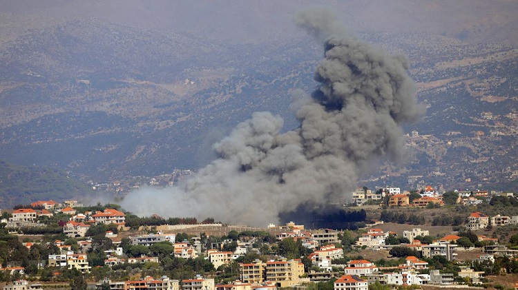 Smoke billows over Khiam, amid ongoing cross-border hostilities between Hezbollah and Israeli forces, as seen from Marjayoun, near the border with Israel, September 25, 2024. Photo: Reuters 